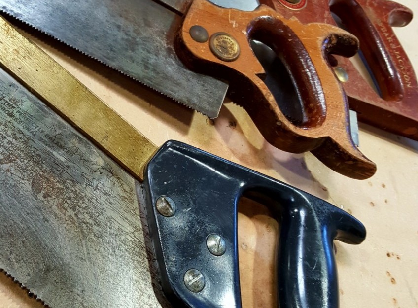 Sharpening a handsaw